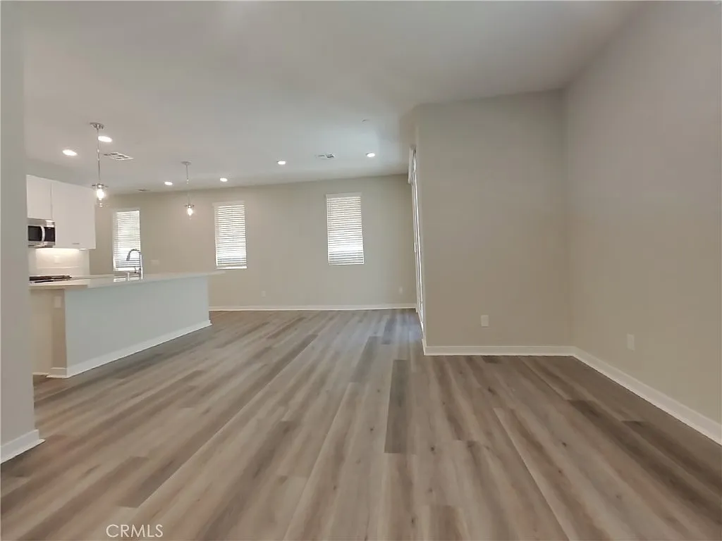 3 bed, 2.5 bath, 1676 sqft, $3,489 — Photo 3