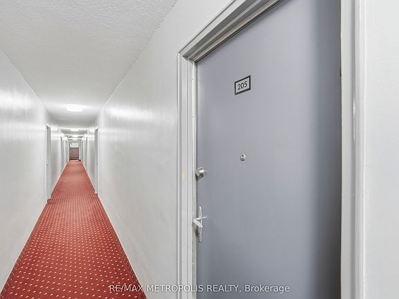 3rd image of 5877 Bathurst St Unit 205