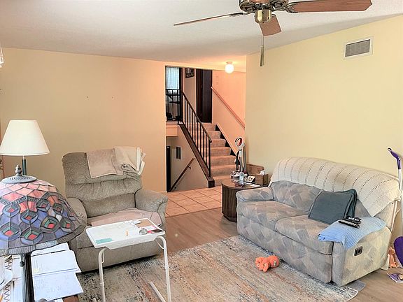 3rd image of 412 W Hawthorne Dr