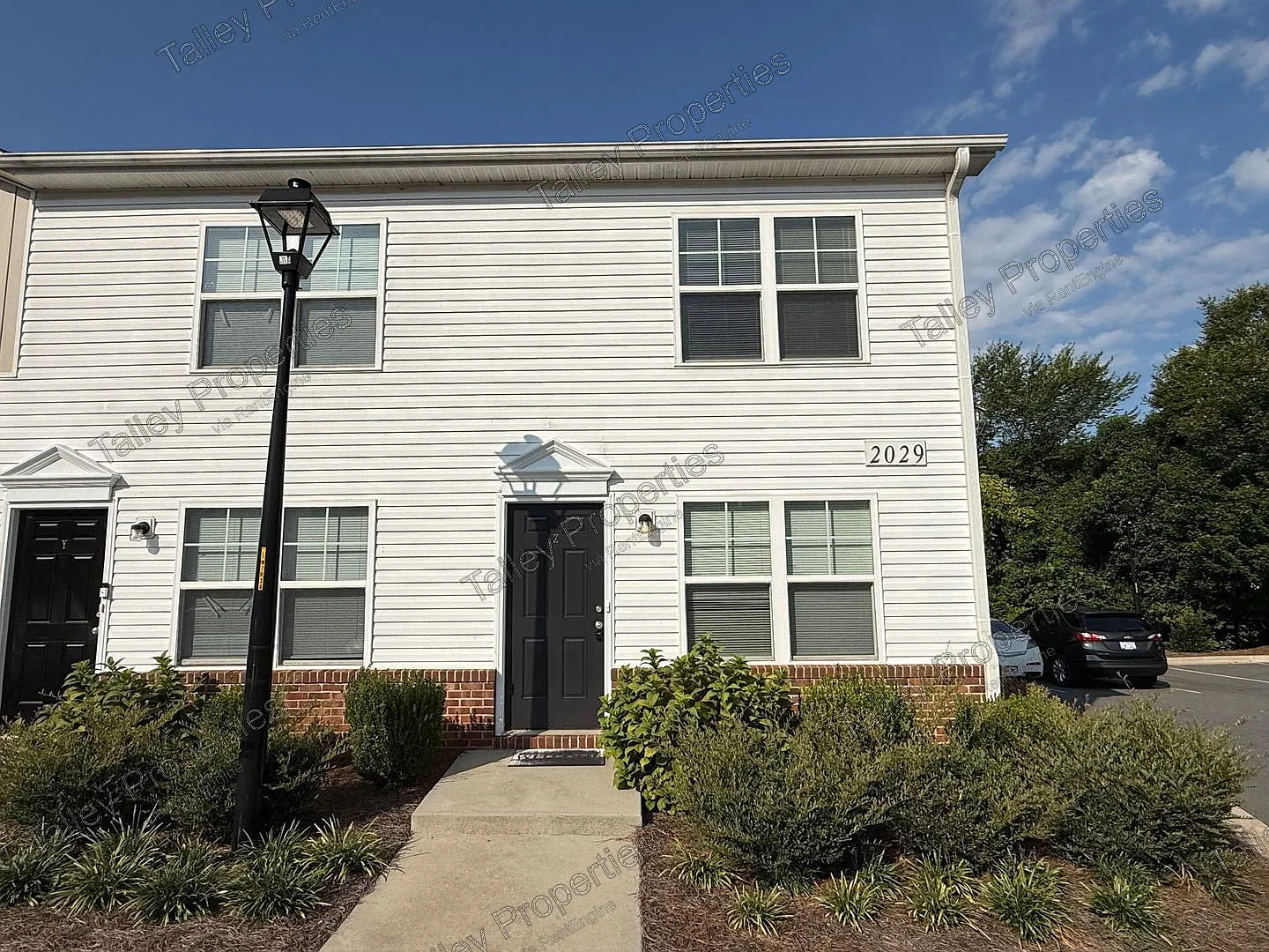 2 bed, 1.5 bath, 960 sqft, $1,349 — Photo 1