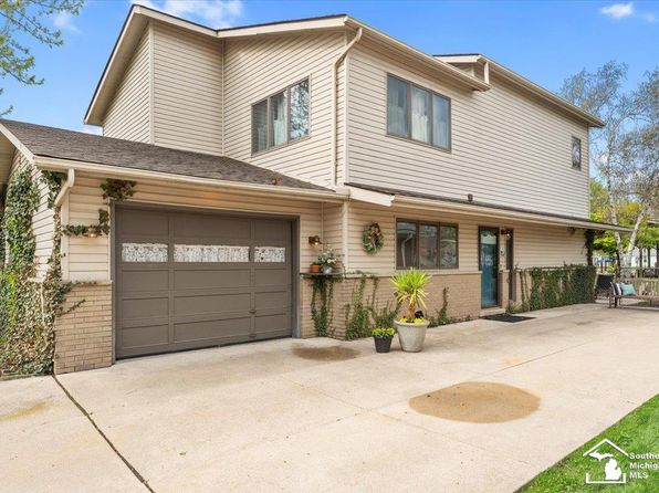 30500 Bayview Dr, Gibraltar, MI 48173