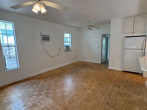 5th image of 113 SE 4th St