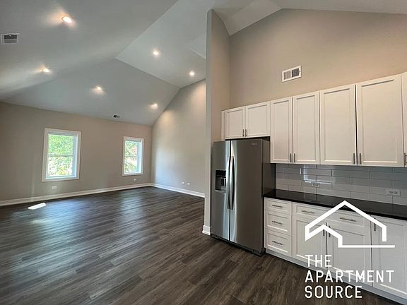 4th image of 4927 N Claremont Ave #205