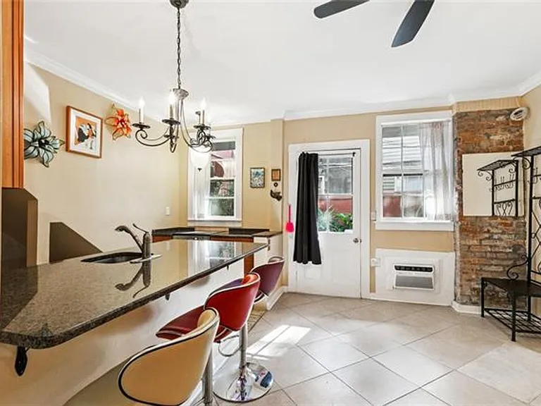 931 Royal St #5 — Photo 4
