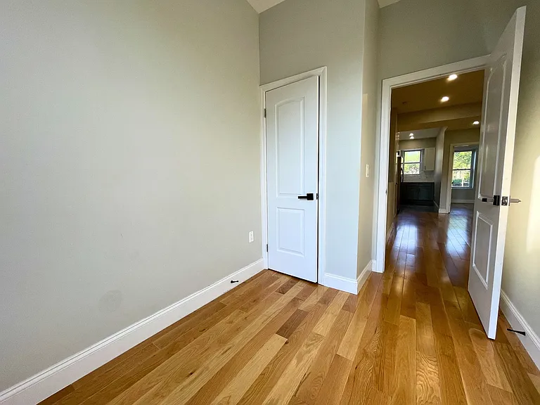 255 Amboy St — Photo 8