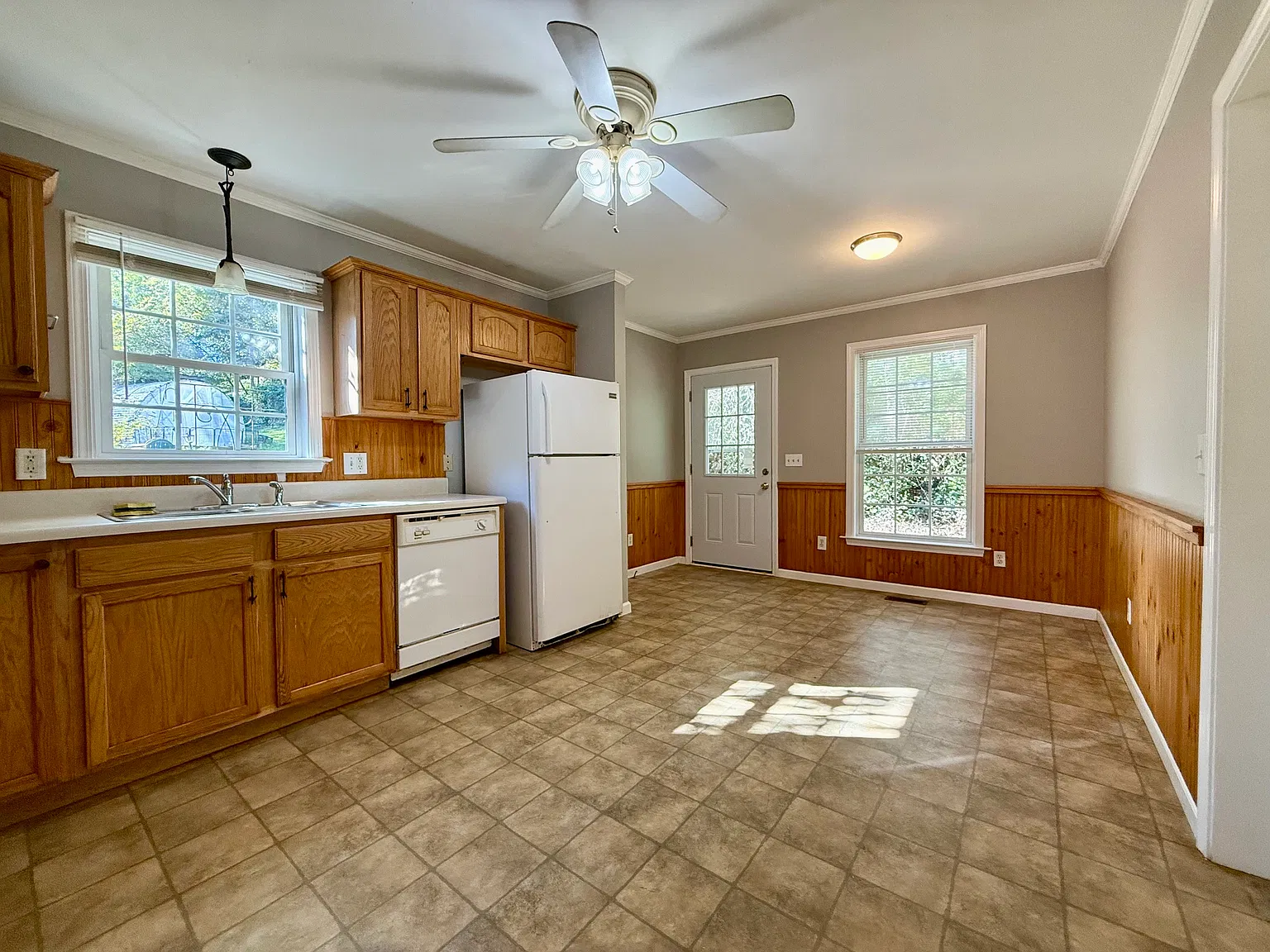 3 bed, 1056 sqft, $2,050 — Photo 4