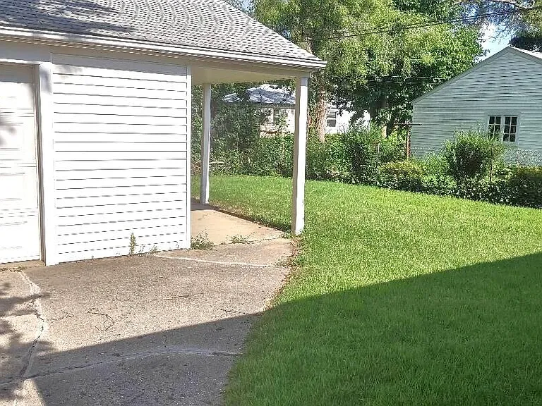 9928 Roseland St — Photo 15