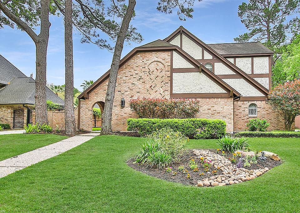 The arches at the entry & courtyard, along with the detailed brickwork give this home a special style. There is something for the whole family here... chef's kitchen, fantastic family room, pool-time fun and a great garage.