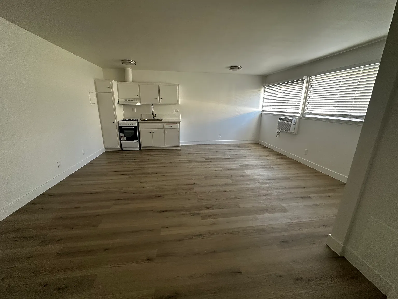 Studio, 436 sqft, $1,595 — Photo 4