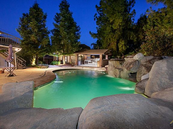 4th image of 4000 Flintridge Dr