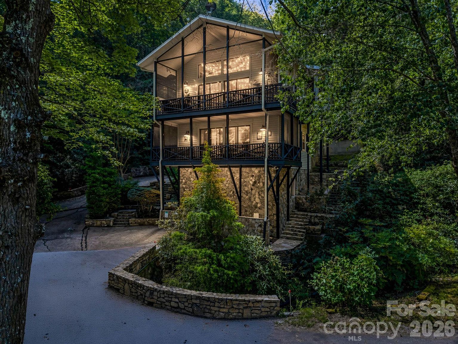 485 Grandview Dr — Rumbling Bald Resort