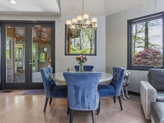 21st image of 1333 Lake Dr