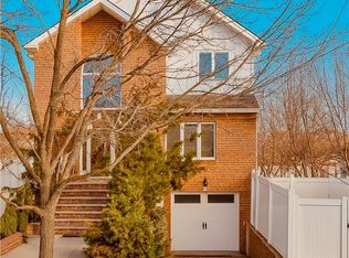 7 Parker St, Staten Island, NY 10307