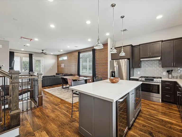 1412 Cleburne St — Photo 1