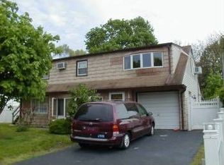 3670 Fiddler Ln, Bethpage, NY 11714