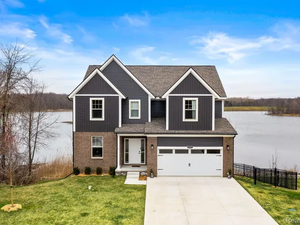 10451 Grandview Dr, Goodrich, MI 48438