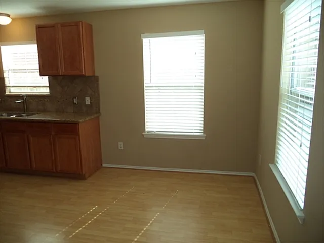 3 bed, 2.5 bath, 1703 sqft, $2,060 — Photo 3