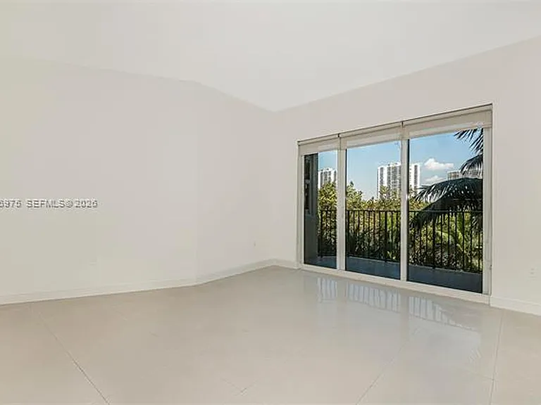 20000 Country Club Dr #412 — Photo 2