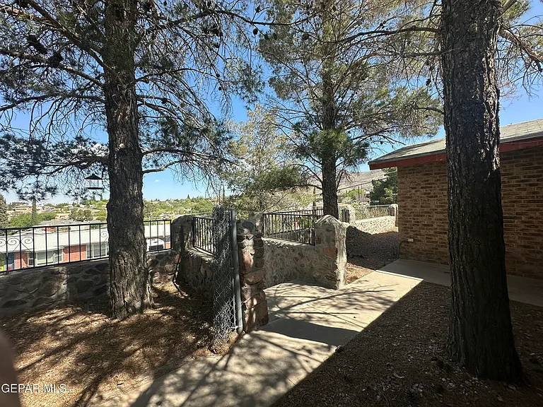 504 E University Ave — Photo 21