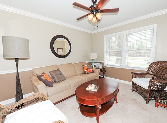2nd image of 703 W Woodlawn Ave