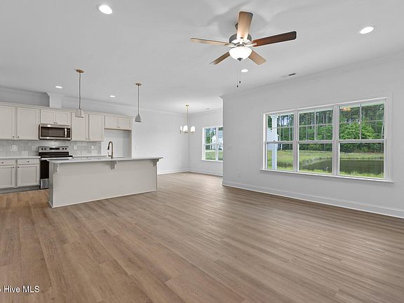 5th image of 337 Oleander Drive