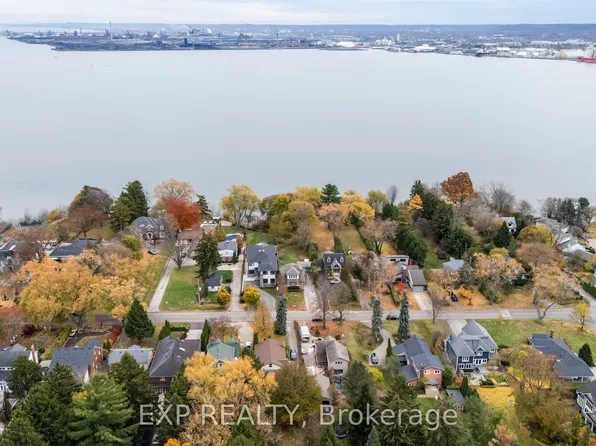 316 N Shore Blvd W, Burlington, ON L7T 1A4