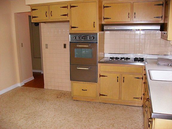 Second view of the kitchen