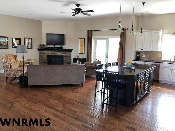 4th image of 901 Peacock Dr