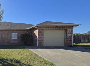 951 Lake Dr, Grand Prairie, TX 75051