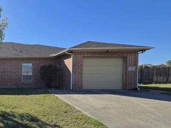951 Lake Dr, Grand Prairie, TX 75051