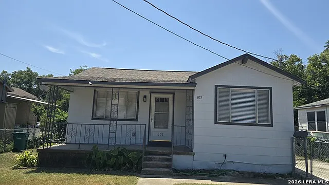 2 bed, 1.0 bath, 918 sqft, $1,195 — Photo 1