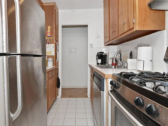 4th image of 225 Saint Pauls Ave #803
