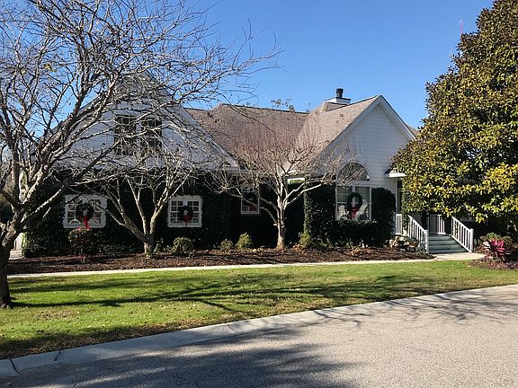 Street view of front of hous