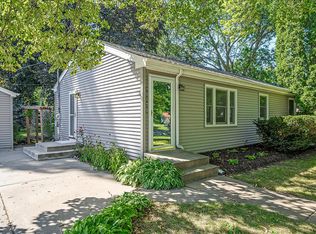 18575 Azure Rd, Deephaven, MN 55391