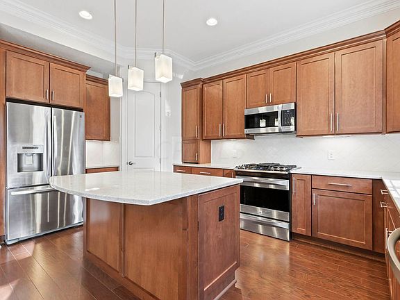 4th image of 936 Suzanne Way