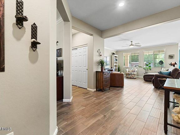 5th image of 1077 E REGENT Drive