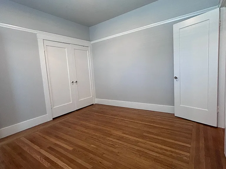 596-582-576-564- E 14th St #&-20 — Photo 8