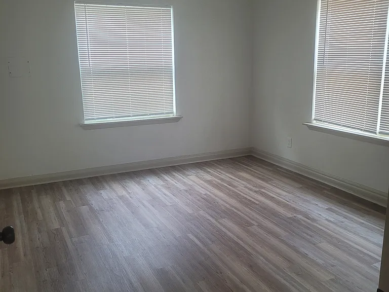 715 Lillian — Photo 4