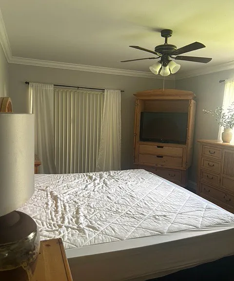 Master room with smart TV