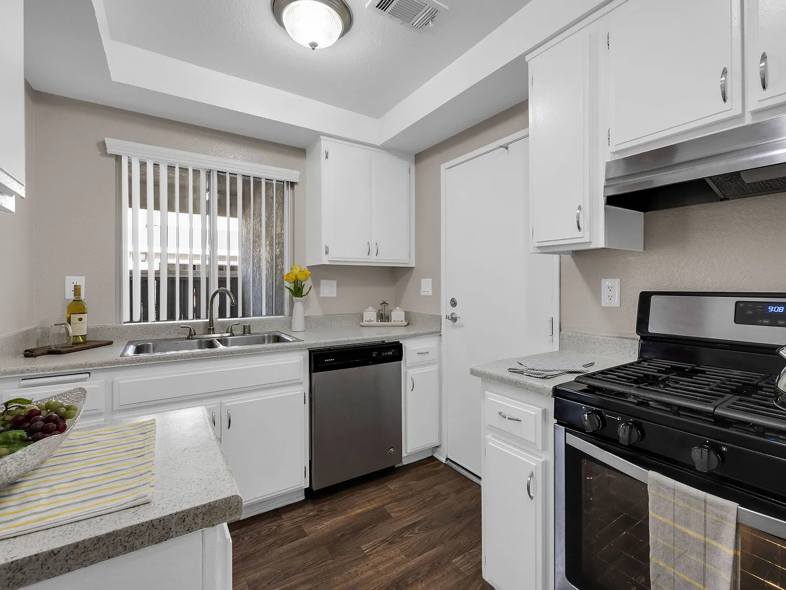 Carmenita Townhouse Apartments — Photo 4