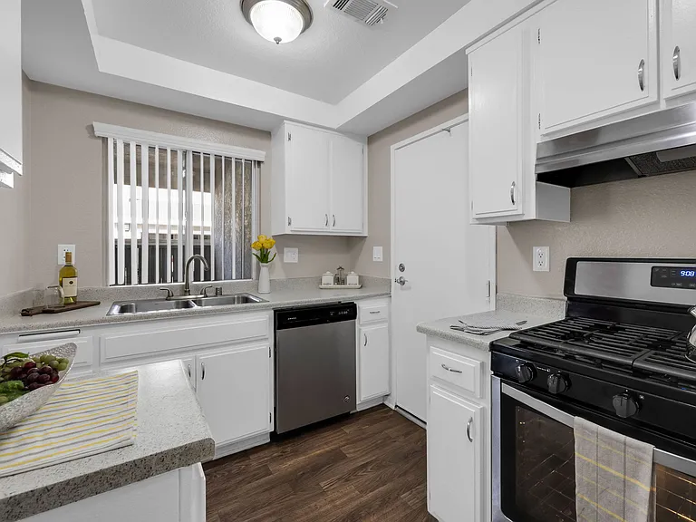 Carmenita Townhouse Apartments — Photo 4