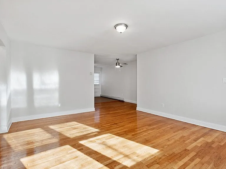 Sherwood Court Apartments — Photo 5