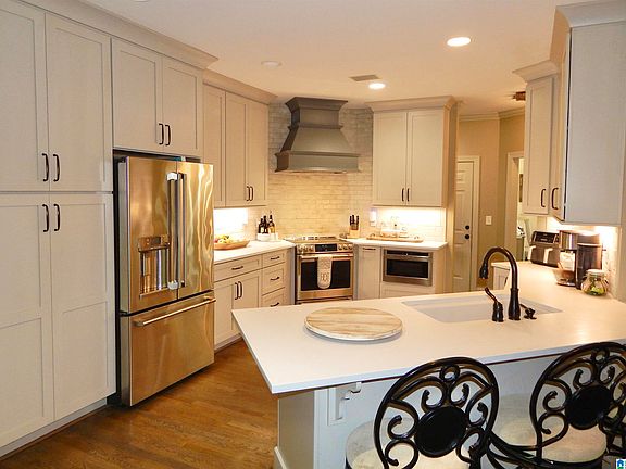 3rd image of 2141 Quail Dr SE