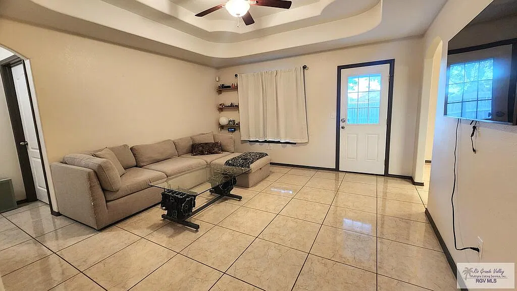 3 bed, 2.0 bath, 1188 sqft, $2,000 — Photo 4