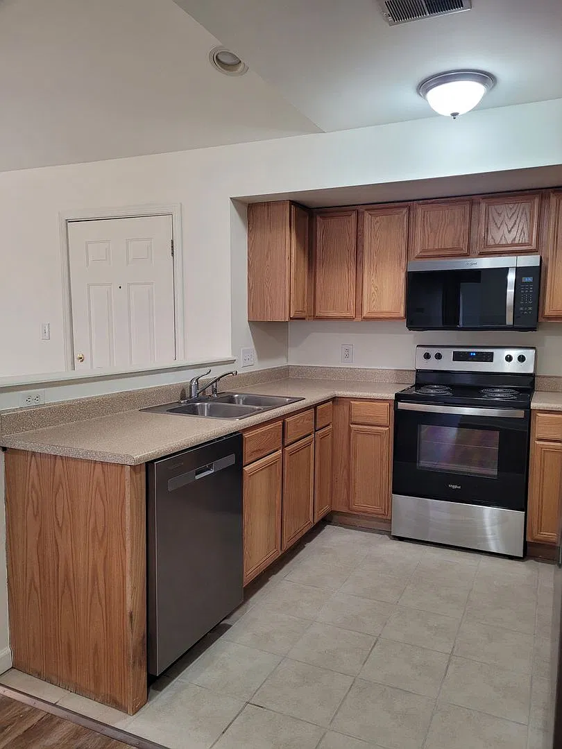 670 Bassett Dr - 2 BR/2 ba - $1400/mo — Photo 3