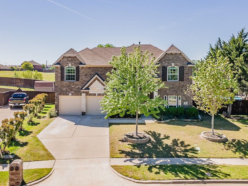 1st image of 906 Wooded Creek Dr