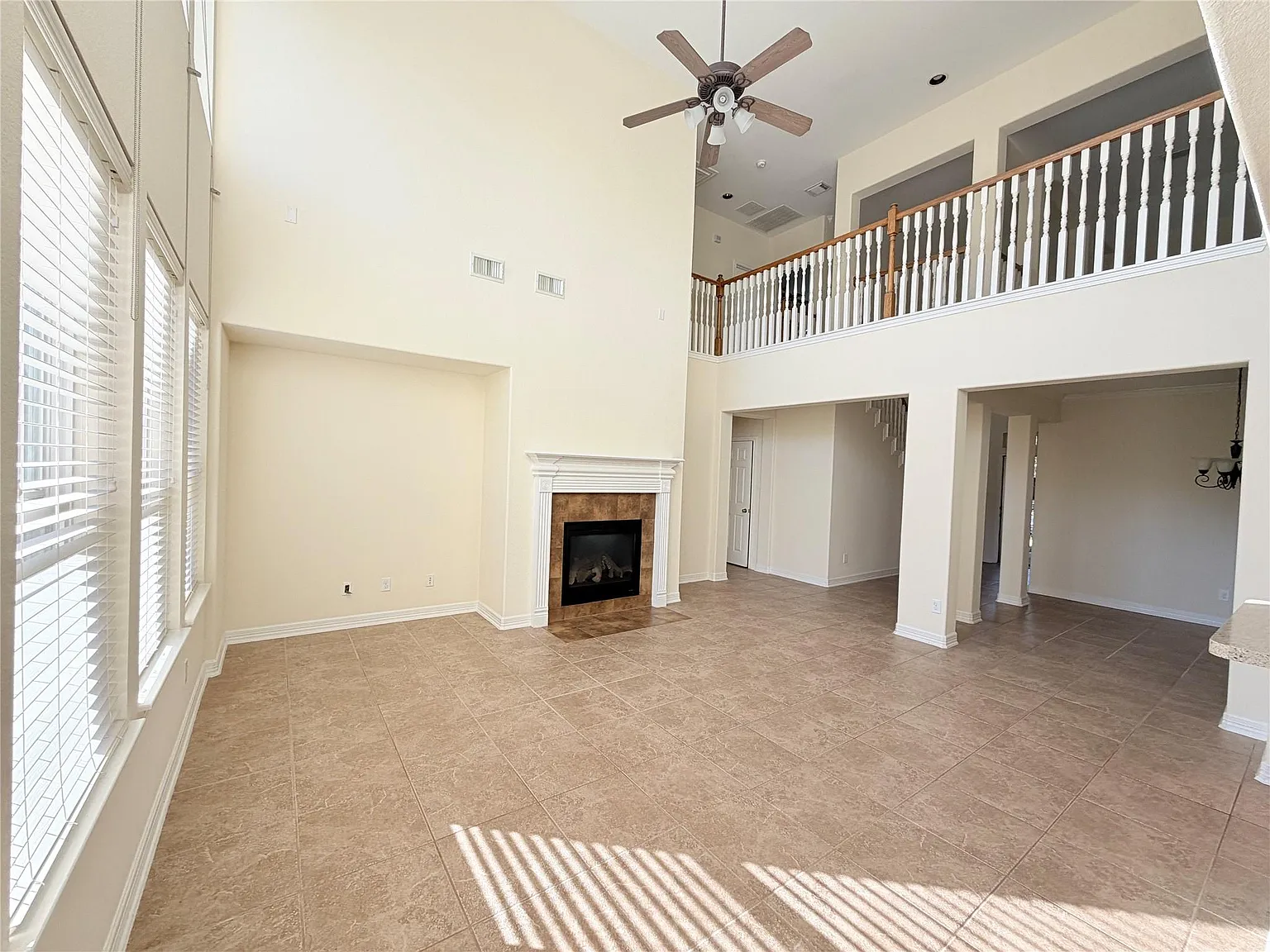5 bed, 3.5 bath, 2882 sqft, $2,880 — Photo 4