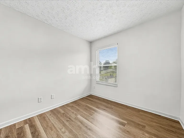 2044 Woodmere Dr — Photo 13