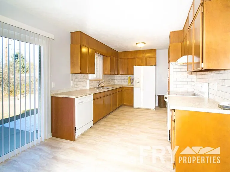 941 W 79th Pl — Photo 8