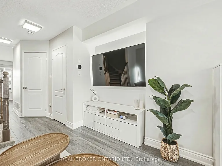2259 Seton Cres — Photo 5